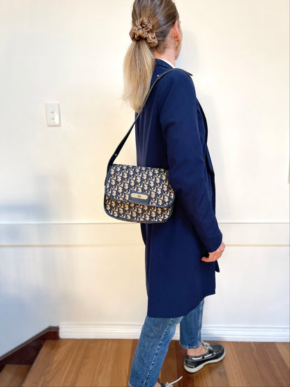 Dior Shoulder bag vintage Oblique Navy worn long on shoulder