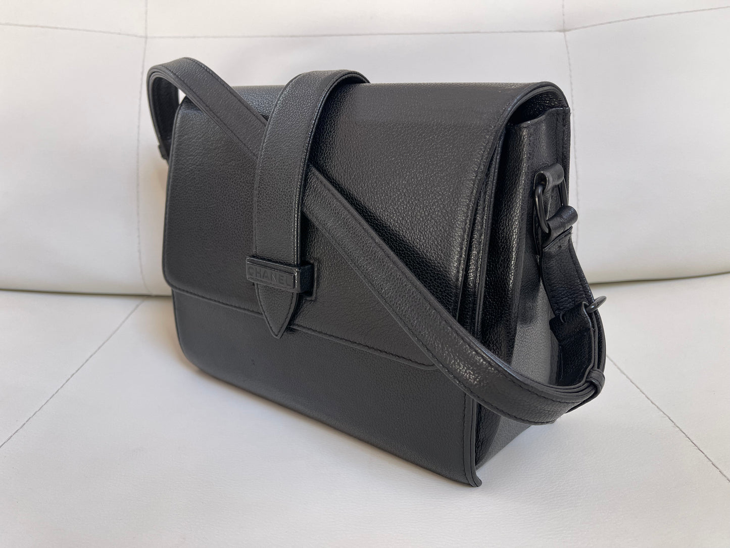 Chanel Messenger Shoulder Bag | Series 6 (2000-2002) | Black Grained Caviar-Like Leather
