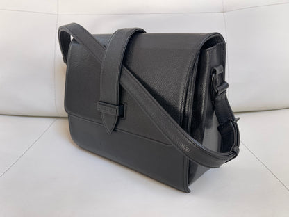 Chanel Messenger Shoulder Bag | Series 6 (2000-2002) | Black Grained Caviar-Like Leather