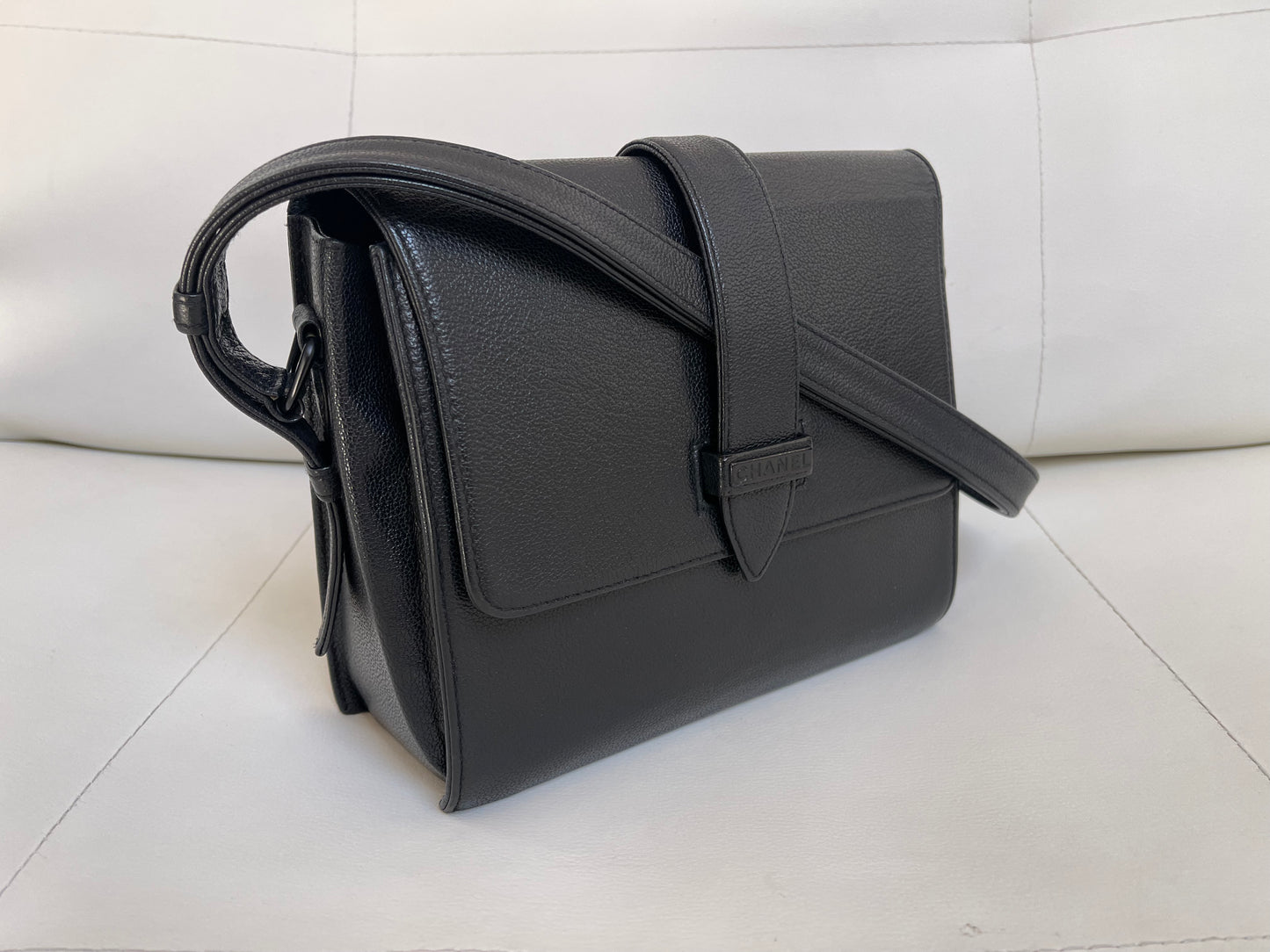 Chanel Messenger Shoulder Bag | Series 6 (2000-2002) | Black Grained Caviar-Like Leather