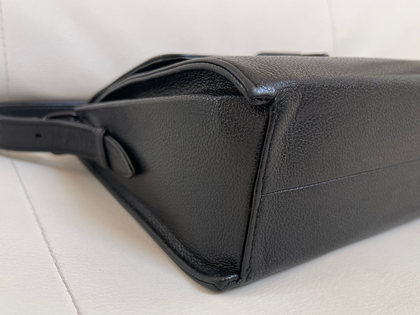 Chanel Messenger Shoulder Bag | Series 6 (2000-2002) | Black Grained Caviar-Like Leather