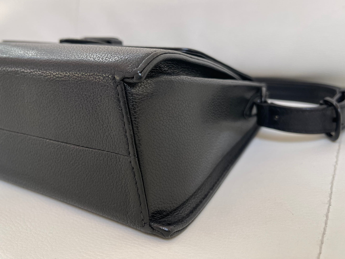 Chanel Messenger Shoulder Bag | Series 6 (2000-2002) | Black Grained Caviar-Like Leather