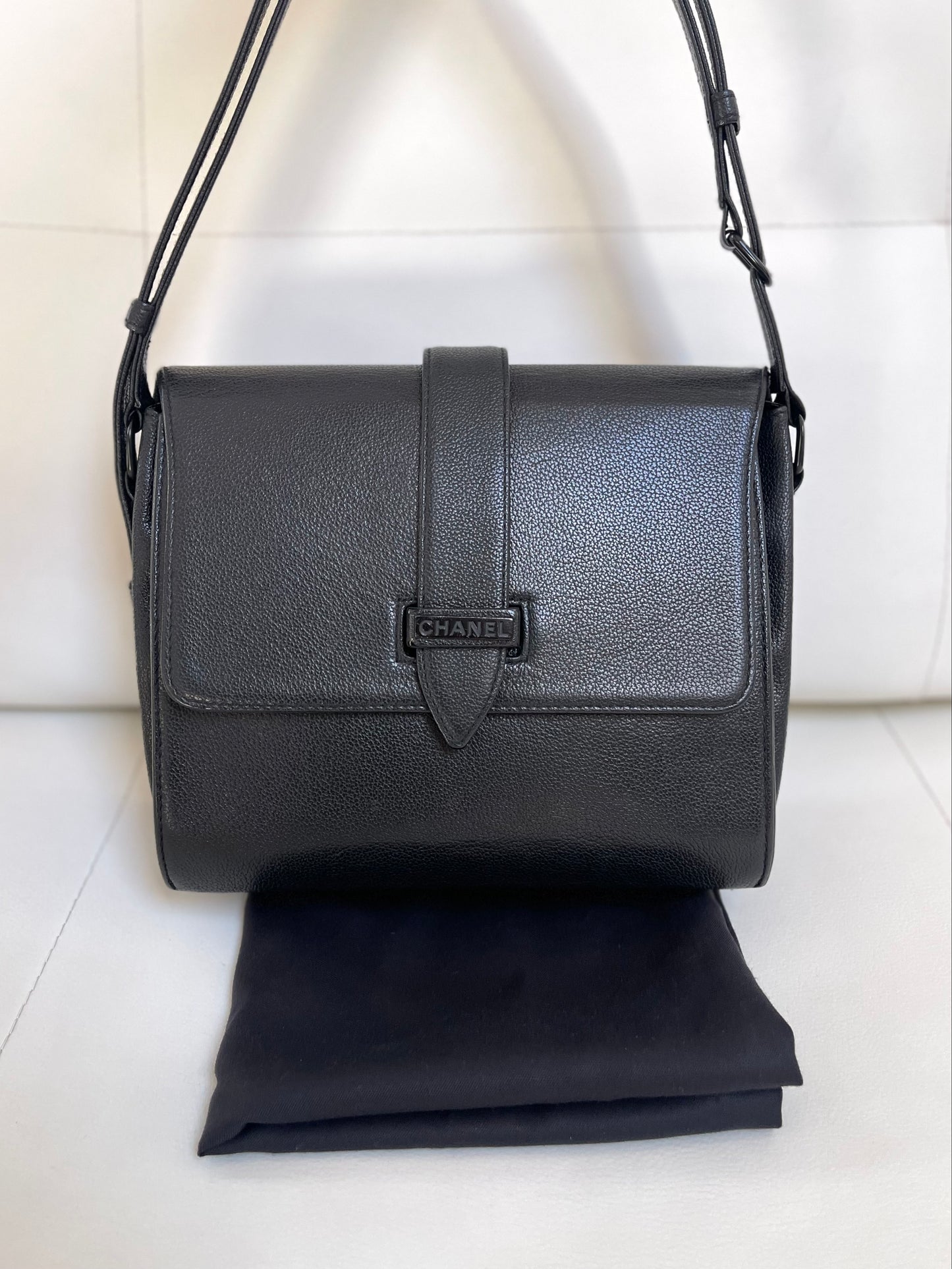 Chanel Messenger Shoulder Bag | Series 6 (2000-2002) | Black Grained Caviar-Like Leather
